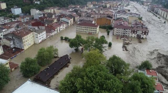 Kastamonu'nun İnebolu ilçesindeki sel felaketinde yıkılan bir binanın müteahhidi hakkında gözaltı kararı