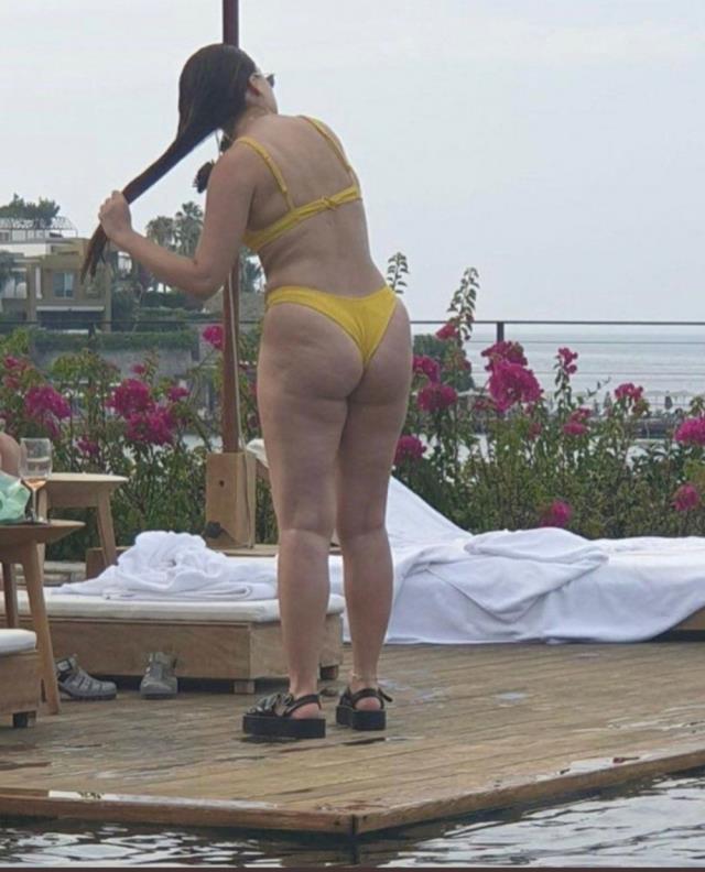 Sevgilisiyle tatilde olan Duygu Özaslan şezlong üzerinde çektirdiği turuncu bikinili karesini paylaştı
