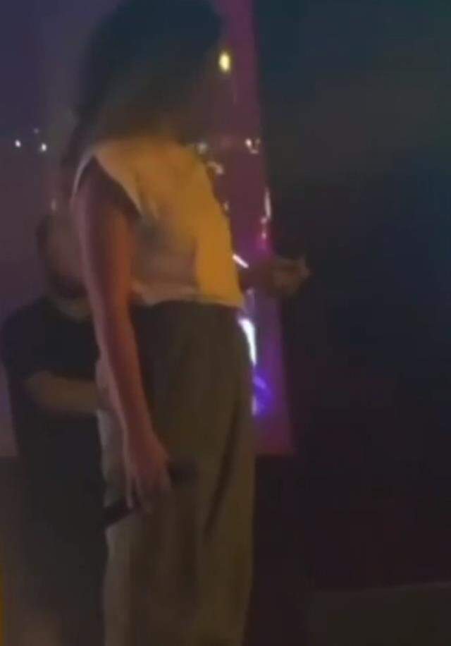 Trafikte tartıştığı adamın yüzüne tüküren Irmak Arıcı'dan bir skandal daha! Sahneden indirildi