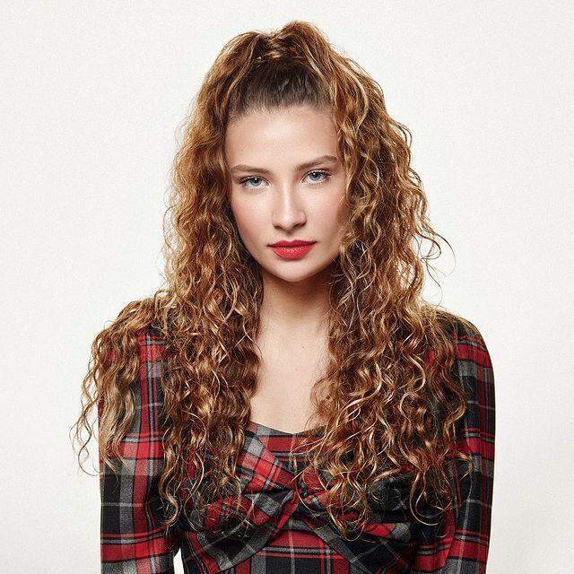 Trafikte tartıştığı adamın yüzüne tüküren Irmak Arıcı'dan bir skandal daha! Sahneden indirildi