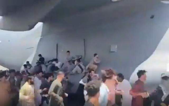 Afganistan'da halk çaresiz! Havalanan uçaktan tutunarak kaçmaya çalıştıkları anları kamerada