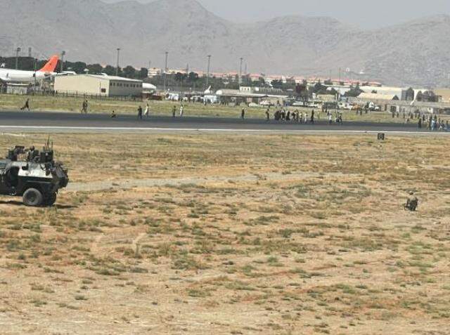 Afganistan'dan tahliye edilen Türkler konuştu: Bizden önce kalkan ABD kargo uçağından düşenler oldu Afganistan'dan tahliye edilen Türkler konuştu: Bizden önce kalkan ABD kargo uçağından düşenler oldu