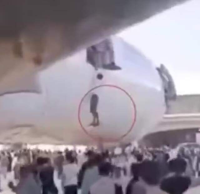 Afganistan halkı çaresiz! Havalanan uçaktan tutunarak kaçmaya çalıştıkları anları kamerada