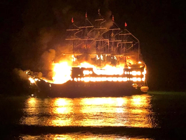 Balıkçı barınağında yangın! Alevlerin içinde kalan 4 tekne küle döndü