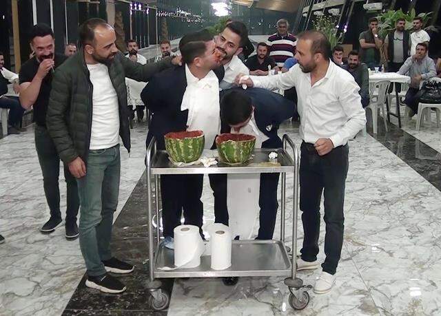 Düğün öncesi damadın ağabeyine eziyet: Acı biber yedirip kemerle dövdüler Düğün öncesi damadın ağabeyine eziyet: Acı biber yedirip kemerle dövdüler