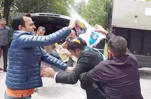 Düğün öncesi damadın ağabeyine eziyet: Acı biber yedirip kemerle dövdüler Düğün öncesi damadın ağabeyine eziyet: Acı biber yedirip kemerle dövdüler