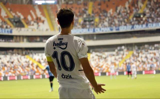 Lige fırtına gibi giriş yapan Mesut Özil, Avrupa basınında manşetleri süsledi Lige fırtına gibi giriş yapan Mesut Özil, Avrupa basınında manşetleri süsledi