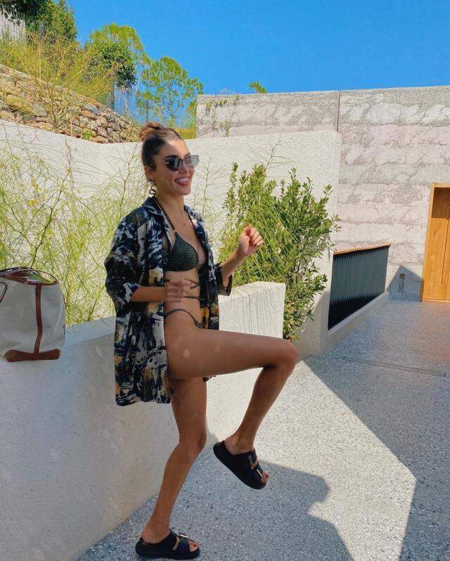 Tatile çıkan Hande Erçel, peş peşe bikinili pozlarını paylaştı Tatile çıkan Hande Erçel, peş peşe bikinili pozlarını paylaştı