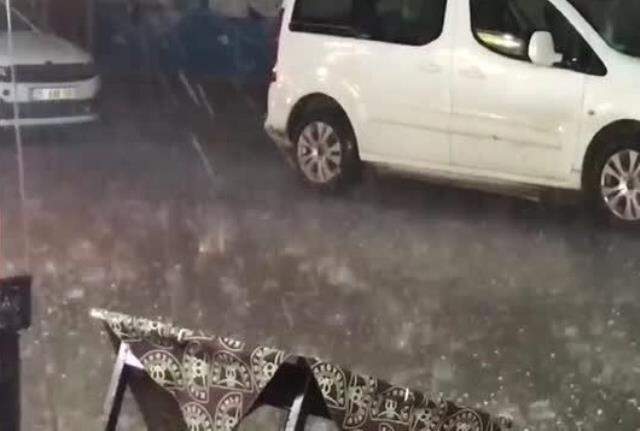Vatandaşlar brandaların altında saklandı! Erzurum dolu nedeniyle bir anlığına beyaza büründü Vatandaşlar brandaların altında saklandı! Erzurum dolu nedeniyle bir anlığına beyaza büründü