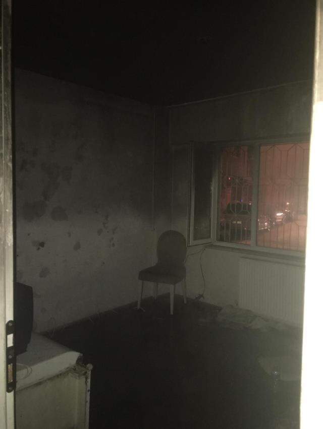 Ağzında sigarayla ağır bir uykuya dalan vatandaş yaşadığı evi yaktı Ağzında sigarayla ağır bir uykuya dalan vatandaş yaşadığı evi yaktı