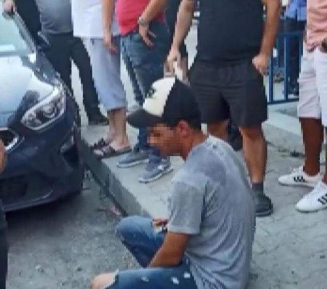 Küçük çocukları taciz ettiği iddia edilen yabancı uyruklu şahsa linç girişimi! Polis mahallelinin elinden zor aldı Küçük çocukları taciz ettiği iddia edilen yabancı uyruklu şahsa linç girişimi! Polis mahallelinin elinden zor aldı