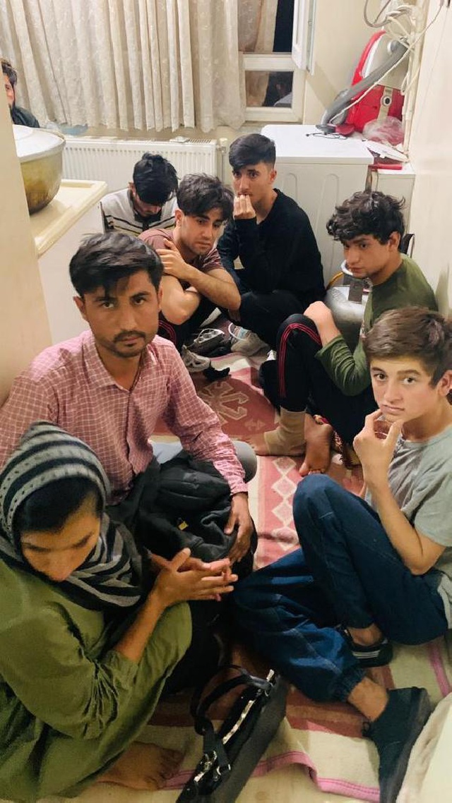 Van'da iki apartmana baskın! İki apartmanda 115 Afgan uyruklu göçmen yakalandı Van'da iki apartmana baskın! İki apartmanda 115 Afgan uyruklu göçmen yakalandı
