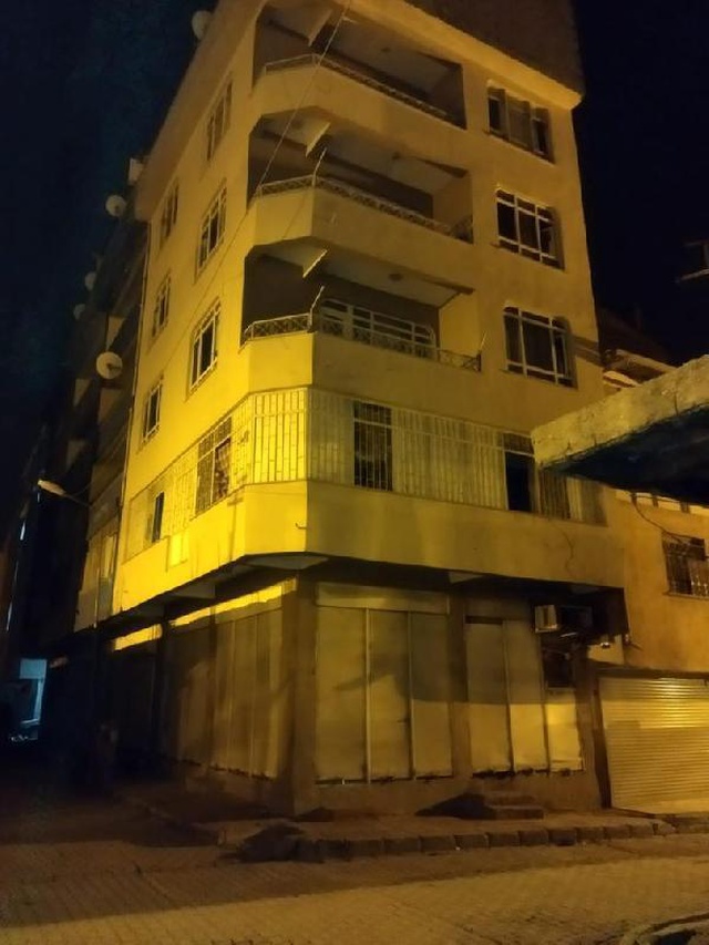 Van'da iki apartmana baskın! İki apartmanda 115 Afgan uyruklu göçmen yakalandı Van'da iki apartmana baskın! İki apartmanda 115 Afgan uyruklu göçmen yakalandı