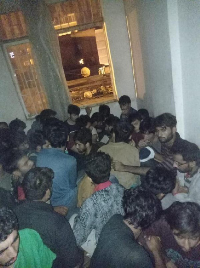 Van'da iki apartmana baskın! İki apartmanda 115 Afgan uyruklu göçmen yakalandı Van'da iki apartmana baskın! İki apartmanda 115 Afgan uyruklu göçmen yakalandı