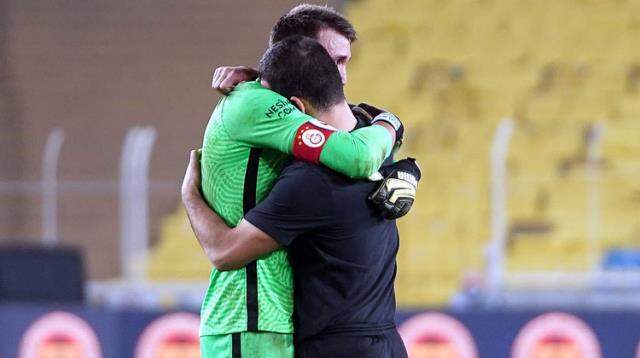 Marcao'nun Kerem'e saldırmasından sonra kaptanlar Arda ve Muslera arasında tartışma Marcao'nun Kerem'e saldırmasından sonra kaptanlar Arda ve Muslera arasında tartışma