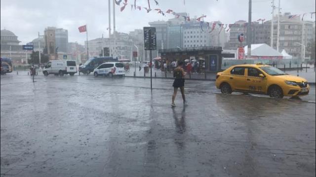 Taksim'de aniden bastıran sağanak yağış vatandaşlara zor anlar yaşattı