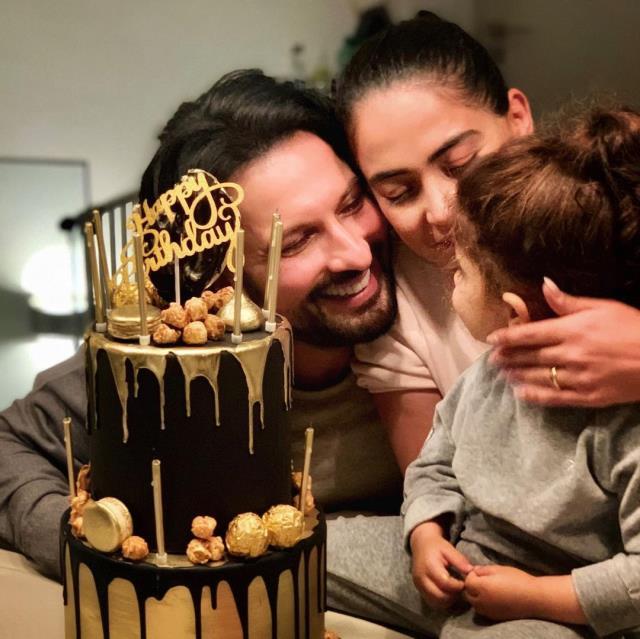 Tarkan'ın mutlu aile pozunda dikkat çeken not detayı: İnsanlığın çivisi çıktı, sevgiye sarılma zamanı