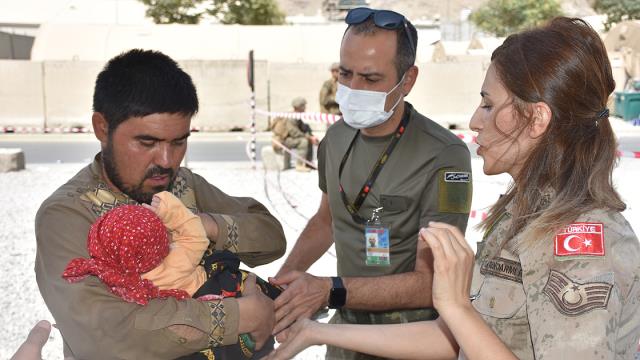 Türk askeri Kabil'deki kontrol noktasında annesinden ayrı düşen Hadiya bebeğe şefkat elini uzattı