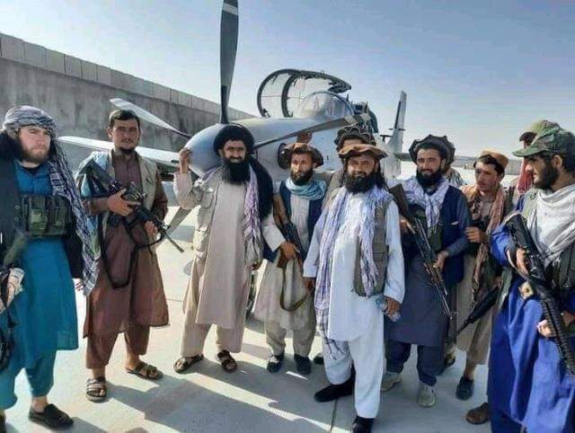 Dünyayı endişelendiren şüphe gerçek oldu! ABD'nin geride bıraktığı silahlar Taliban'ın elinde Dünyayı endişelendiren şüphe gerçek oldu! ABD'nin geride bıraktığı silahlar Taliban'ın elinde