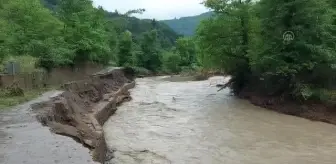 KASTAMONU - Selde ağaca çıkan kişi, babasını da kemeriyle çekip kurtardı