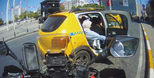 TAKSİM'DE TURİSTLERİN TAKSİCİ İSYANI TAKSİM'DE TURİSTLERİN TAKSİCİ İSYANI