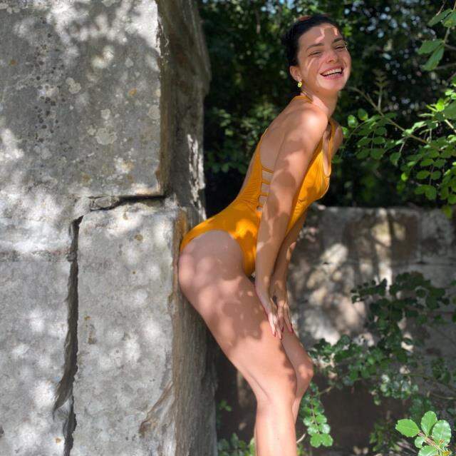 Merve Boluğur, siyah bikinili pozuyla takipçilerini büyüledi Merve Boluğur, siyah bikinili pozuyla takipçilerini büyüledi