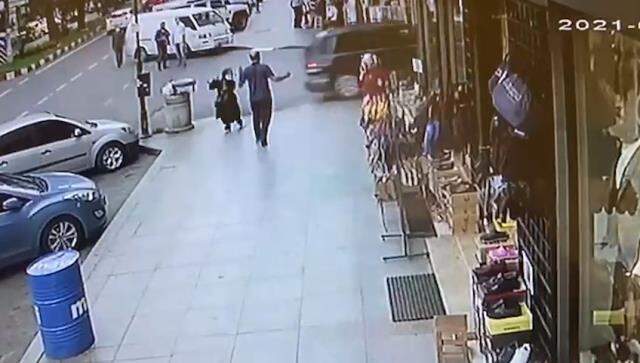 Mucize kurtuluş kameralarda! Atmaktan vazgeçtiği adım kadını hayata bağladı Mucize kurtuluş kameralarda! Atmaktan vazgeçtiği adım kadını hayata bağladı