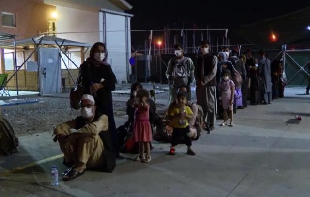 ABD askerleri, Kabil'den tahliye edecekleri kişilere barkodlu bileklik taktı