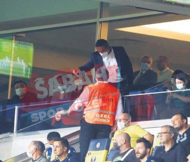 Ali Koç, Samatta'ya tepki gösteren taraftarı güvenliklerle yanına getirtti Ali Koç, Samatta'ya tepki gösteren taraftarı güvenliklerle yanına getirtti
