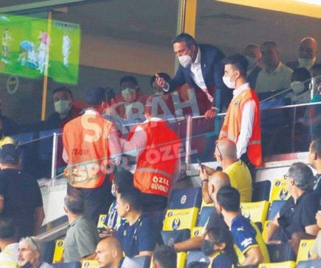 Ali Koç, Samatta'ya tepki gösteren taraftarı güvenliklerle yanına getirtti Ali Koç, Samatta'ya tepki gösteren taraftarı güvenliklerle yanına getirtti