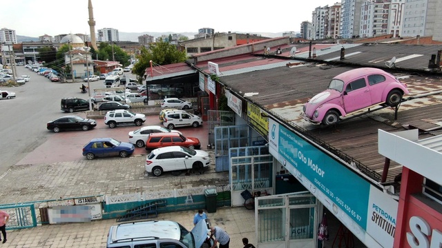 İş yeri adresinin kolaylıkla bulunması için çatıya klasik otomobil yerleştirdi İş yeri adresinin kolaylıkla bulunması için çatıya klasik otomobil yerleştirdi