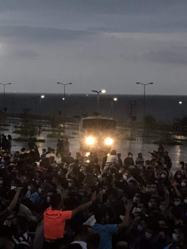 Çok sayıda Trabzonspor taraftarı, Sivas maçına aşısız ve biletsiz girmeye çalıştı Çok sayıda Trabzonspor taraftarı, Sivas maçına aşısız ve biletsiz girmeye çalıştı