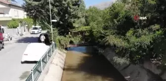Evine olan tek ulaşım yolunu sulama kanalı üzerine inşa etti