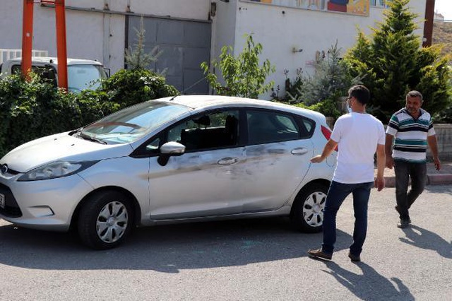 Satın almak istediği araçta bıraktığı 75 bin lirası çalındı Satın almak istediği araçta bıraktığı 75 bin lirası çalındı