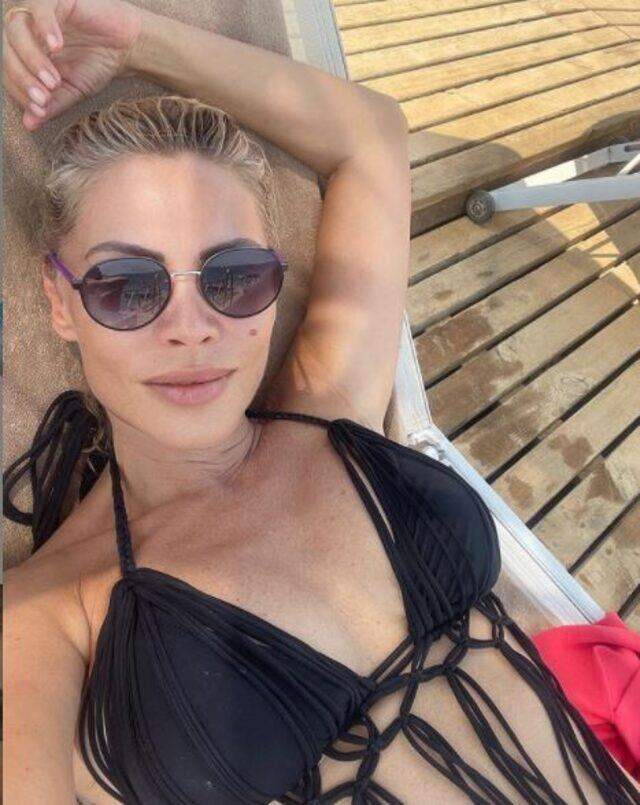 Seray Sever'in siyah bikinisiyle verdiği şezlong pozuna yorum yağdı Seray Sever'in siyah bikinisiyle verdiği şezlong pozuna yorum yağdı