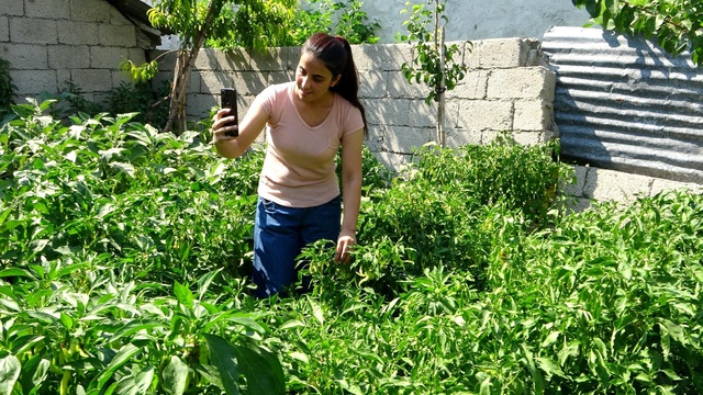 Sosyal medyada yaptığı paylaşımlarla hem ailesinin hem de köylü hadınların hayatını değiştirdi Sosyal medyada yaptığı paylaşımlarla hem ailesinin hem de köylü hadınların hayatını değiştirdi