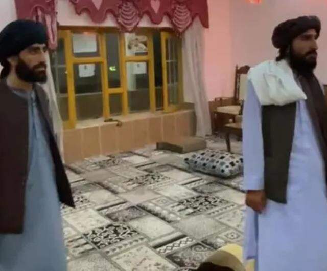 Ünlü Afgan generali öldüren Taliban üyesinin posterini şehir meydanına astılar