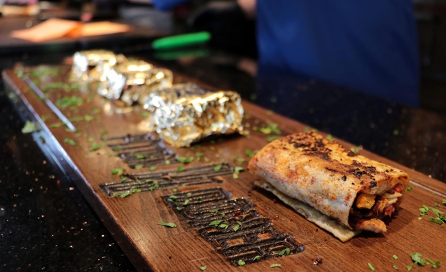 Adanalı esnaf 24 ayar altın kaplama döner yaptı Adanalı esnaf 24 ayar altın kaplama döner yaptı
