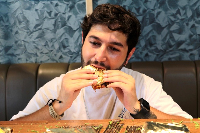 Adanalı esnaf 24 ayar altın kaplama döner yaptı Adanalı esnaf 24 ayar altın kaplama döner yaptı