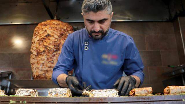 Adanalı esnaf 24 ayar altın kaplama döner yaptı Adanalı esnaf 24 ayar altın kaplama döner yaptı