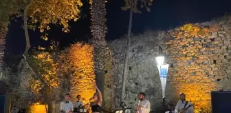 Kuşadası'nın turistik çarşıları konserlerle şenleniyor