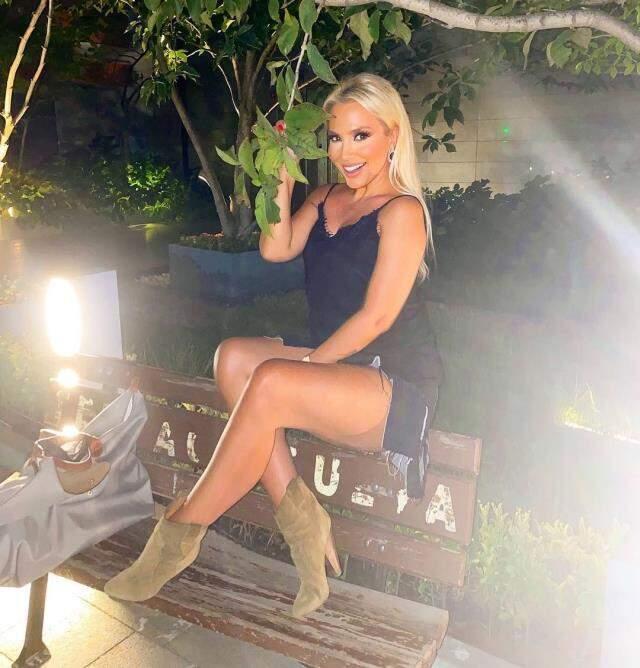 Fiziğiyle genç kızlara taş çıkaran 44'lük Lerzan Mutlu, peş peşe mini şortlu pozlarını paylaştı