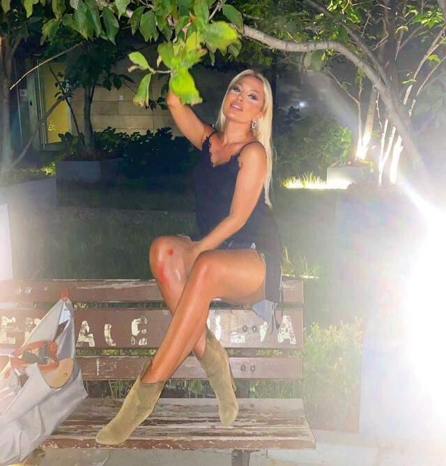 Fiziğiyle genç kızlara taş çıkaran 44'lük Lerzan Mutlu, peş peşe mini şortlu pozlarını paylaştı