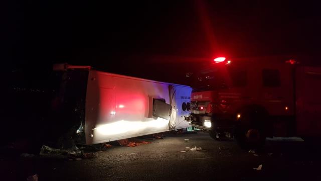 Manisa'da yolcu otobüsü şarampole yuvarlandı! Çok sayıda ölü ve yaralı var