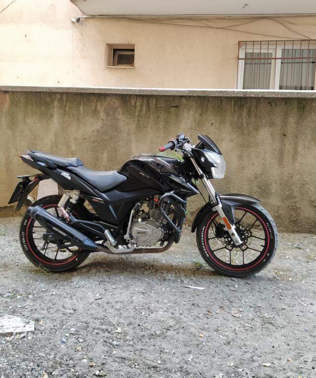 Çorum'da akılalmaz hırsızlık! Güpegündüz hayalet kılığında motosiklet çaldı Çorum'da akılalmaz hırsızlık! Güpegündüz hayalet kılığında motosiklet çaldı
