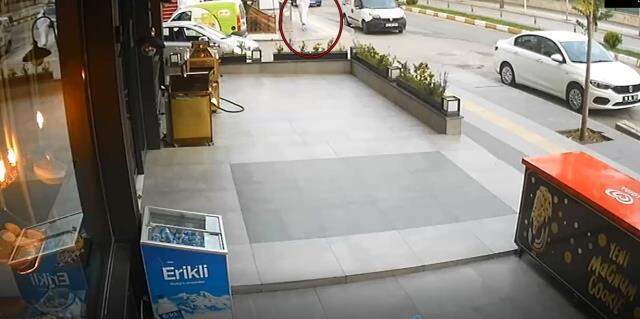 Çorum'da akılalmaz hırsızlık! Güpegündüz hayalet kılığında motosiklet çaldı Çorum'da akılalmaz hırsızlık! Güpegündüz hayalet kılığında motosiklet çaldı