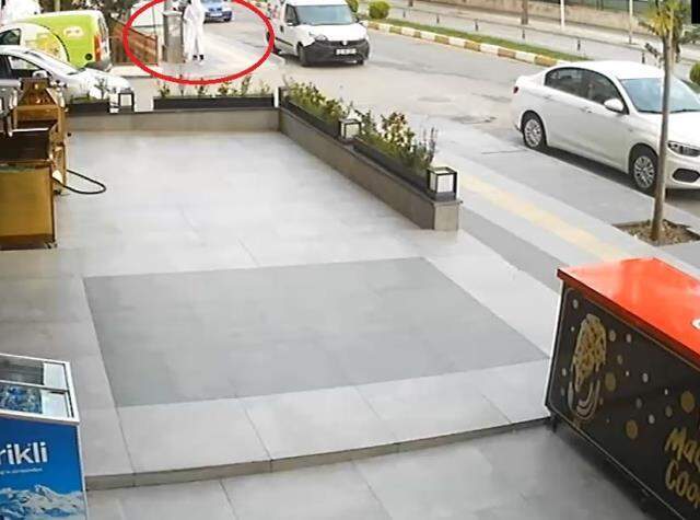 Çorum'da akılalmaz hırsızlık! Güpegündüz hayalet kılığında motosiklet çaldı Çorum'da akılalmaz hırsızlık! Güpegündüz hayalet kılığında motosiklet çaldı