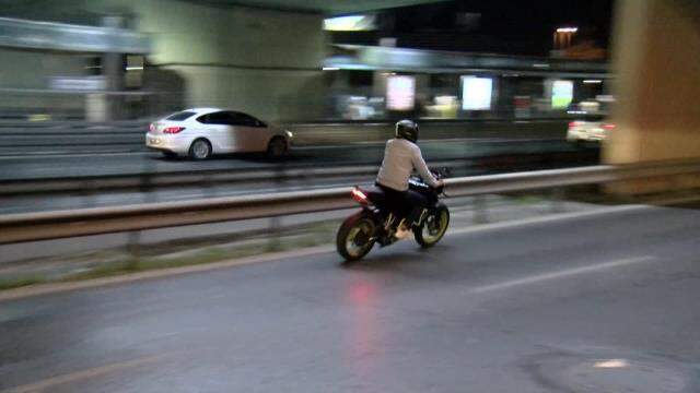 Ehliyeti olmayan motosiklet sürücüsü denetim noktasına yaklaşınca aniden gaza basıp kaçtı Ehliyeti olmayan motosiklet sürücüsü denetim noktasına yaklaşınca aniden gaza basıp kaçtı