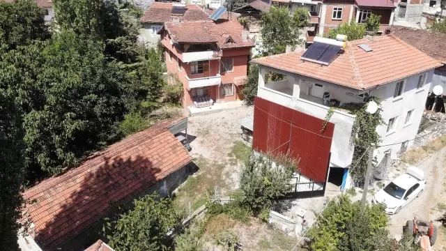 Piknikten dönen yaşlı kadın, evini görünce gözlerine inanamadı! Penceresinin önünü panelle kapattılar