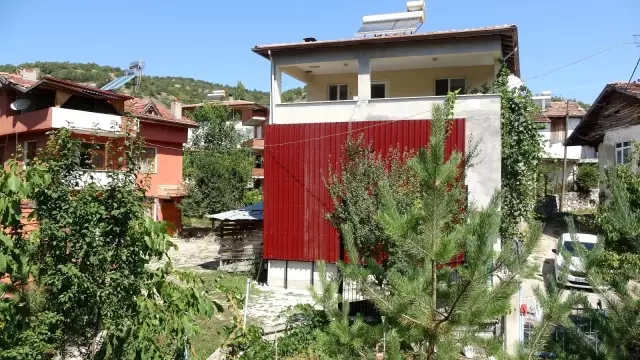 Piknikten dönen yaşlı kadın, evini görünce gözlerine inanamadı! Penceresinin önünü panelle kapattılar